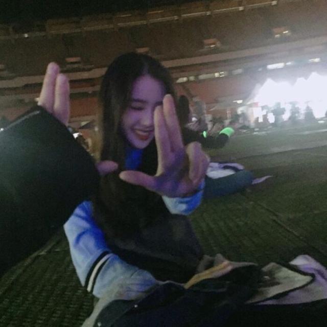 菲比-普莱斯遭遇男粉丝“脱裤大礼”-星空·综合体育(图2) 星空·综合体育